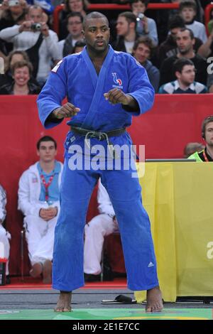 Il francese Teddy Riner (blu) compete nella categoria uomini +100 kg durante il torneo internazionale IJF JUDO Grand Slam al Bercy Stadium di Parigi, Francia, il 6 febbraio 2011. Foto di Christophe Guibbaud/ABACAPRESS.COM Foto Stock