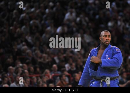 Il francese Teddy Riner (blu) compete nella categoria uomini +100 kg durante il torneo internazionale IJF JUDO Grand Slam al Bercy Stadium di Parigi, Francia, il 6 febbraio 2011. Foto di Christophe Guibbaud/ABACAPRESS.COM Foto Stock