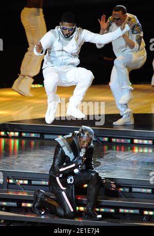 I Black Eyed Peas e Usher si esibiscono domenica 6 febbraio 2011 in occasione dello spettacolo di metà tempo del Super Bowl XLV al Cowboy Stadium di Arlington, Dallas, Texas, USA. Foto di Lionel Hahn/ABACAPRESS.COM Foto Stock