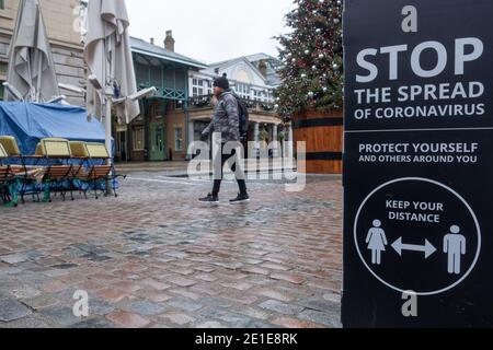 05 gennaio 2021. Londra, Regno Unito. Covent Garden Piazza è vuota di persone dopo che il primo ministro Boris Johnson ha annunciato lunedì 4 gennaio 2021 che l'Inghilterra va in terza chiusura nazionale fino almeno al 22 febbraio 2021, con le famiglie ordinate di rimanere a casa e andare fuori solo per il motivo specifico. Foto di Ray Tang Foto Stock