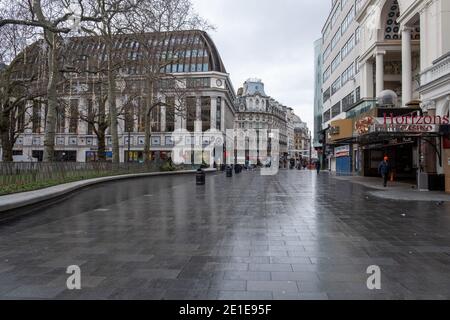 05 gennaio 2021. Londra, Regno Unito. Leicester Square è vuota di persone dopo che il primo ministro Boris Johnson ha annunciato lunedì 4 gennaio 2021 che l'Inghilterra va in terza chiusura nazionale fino ad almeno il 22 febbraio 2021, con le famiglie ordinate di rimanere a casa e andare fuori solo per il motivo specifico. Foto di Ray Tang Foto Stock