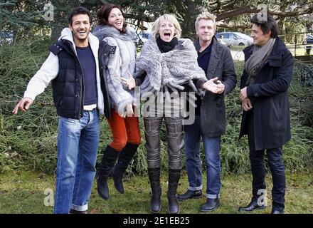 Xavier Deluc, Jean-Pascal Lacoste, Felicite Du Jeu, Virginie Caliari e Kamel Belghazi posano durante il 13° Festival del Cinema televisivo di Luchon, in Francia, il 10 febbraio 2011. Foto di Patrick Bernard/ABACAPRESS.COM Foto Stock