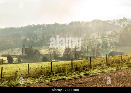 Lunghe ombre e sole luminoso in una giornata invernale nelle vicinanze Il villaggio di Northend in Buckinghamshire Foto Stock