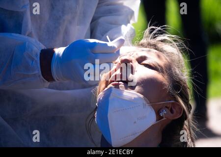 Bogotà, Colombia. 6 gennaio 2021. Un infermiere inserisce un tampone nel naso di una persona che esegue un test PCR per covid 19 Credit: Daniel Garzon Herazo/ZUMA Wire/Alamy Live News Foto Stock