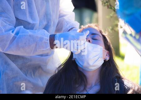 Bogotà, Colombia. 6 gennaio 2021. Un infermiere inserisce un tampone nel naso di una persona che esegue un test PCR per covid 19 Credit: Daniel Garzon Herazo/ZUMA Wire/Alamy Live News Foto Stock