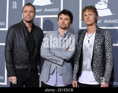 (Da sinistra a destra) Dominic Howard, Matthew Bellamy e Christopher Wolstenholme di Muse in arrivo al 53° Grammy Awards annuale tenutosi presso lo Staples Center di Los Angeles, California, il 13 febbraio 2011. Foto di Lionel Hahn/ABACAPRESS.COM Foto Stock