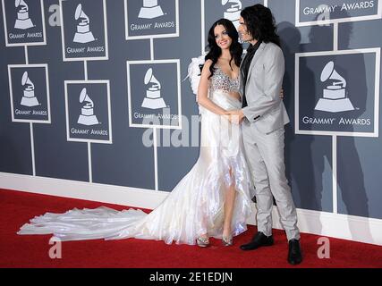 Katy Perry e Russell Brand arrivano al 53° Grammy Awards annuale tenutosi presso lo Staples Center di Los Angeles, California, il 13 febbraio 2011. Foto di Lionel Hahn/ABACAPRESS.COM Foto Stock