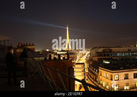 Vue de la Tour Eiffel depuis les toits des bureaux vide appartenant a AXA. Depuis Plus d'un mois le collectif 'Jeudi Noir' occupe les lieux. A Paris, le 15 Fevrier 2011 Foto David Fritz/ABACAPRESS.COM. Foto David Fritz/ABACAPRESS.COM Foto Stock