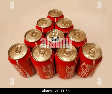 Illustrazione con le lattine di Coca-Cola nel febbraio 2011.uno dei segreti commerciali più strettamente custoditi nella storia del commercio può essere un segreto non più: Il programma radiofonico 'This American Life' pensa di aver trovato la ricetta esatta per la bevanda analcolica più popolare al mondo Coca-Cola in un articolo di giornale del 1979. Secondo l'ospite dello spettacolo, ira Glass, il componente aromatizzante segreto della bevanda, creato dal farmacista John Pemberton nel 1886, è chiamato "Merchandie 7X". Il personale dello spettacolo ha recentemente inciampato in tutta l'edizione dell'8 febbraio 1979 dell'Atlanta Journal-Constitution, che ha pubblicato un Foto Stock