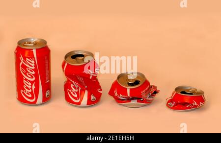 Illustrazione con le lattine di Coca-Cola nel febbraio 2011.uno dei segreti commerciali più strettamente custoditi nella storia del commercio può essere un segreto non più: Il programma radiofonico 'This American Life' pensa di aver trovato la ricetta esatta per la bevanda analcolica più popolare al mondo Coca-Cola in un articolo di giornale del 1979. Secondo l'ospite dello spettacolo, ira Glass, il componente aromatizzante segreto della bevanda, creato dal farmacista John Pemberton nel 1886, è chiamato "Merchandie 7X". Il personale dello spettacolo ha recentemente inciampato in tutta l'edizione dell'8 febbraio 1979 dell'Atlanta Journal-Constitution, che ha pubblicato un Foto Stock