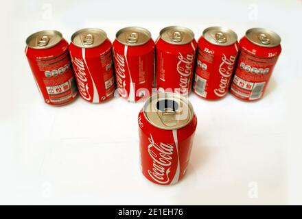 Illustrazione con le lattine di Coca-Cola nel febbraio 2011.uno dei segreti commerciali più strettamente custoditi nella storia del commercio può essere un segreto non più: Il programma radiofonico 'This American Life' pensa di aver trovato la ricetta esatta per la bevanda analcolica più popolare al mondo Coca-Cola in un articolo di giornale del 1979. Secondo l'ospite dello spettacolo, ira Glass, il componente aromatizzante segreto della bevanda, creato dal farmacista John Pemberton nel 1886, è chiamato "Merchandie 7X". Il personale dello spettacolo ha recentemente inciampato in tutta l'edizione dell'8 febbraio 1979 dell'Atlanta Journal-Constitution, che ha pubblicato un Foto Stock