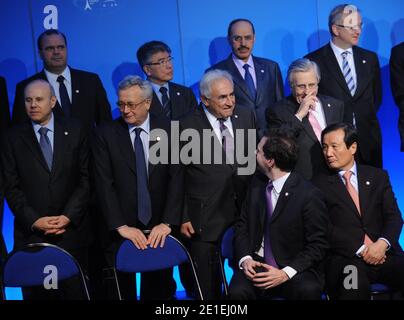 1° turno Ministro delle finanze britannico Goerge Osborne, Ministro delle finanze coreano Jeung Hyun, 2 round Ministro delle finanze brasiliano Guido Mantega, Ministro delle finanze australiano Wayne Swane, Dominique Strauss-Kahn, Direttore Generale, Fondo monetario internazionale, Presidente della Banca centrale europea Jean-Claude Trichet 3d round Governatore della Banca centrale coreana Kim Choongsoo, Governatore della Banca centrale dell'India Duvvuri Subarao, Commissario europeo per gli Affari economici e monerati Olli Rehn durante il quadro familiare del vertice delle finanze del G20 tenutosi il 19 febbraio 2011 al ministero delle finanze di Bercy a Parigi, Francia. Finanza Foto Stock