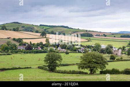 Hopton Castle e pittoresco borgo situato nella zona di Shropshire Hills di eccezionale bellezza naturale, Inghilterra, Regno Unito Foto Stock