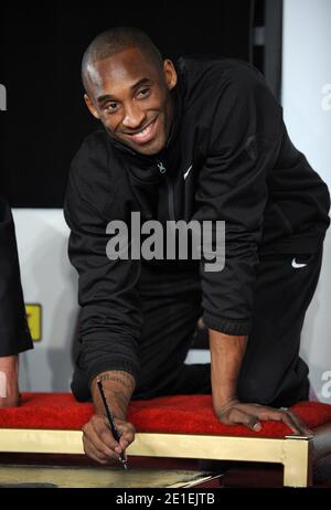 Il guardiano di Los Angeles Lakers Kobe Bryant partecipa alla cerimonia della mano e dell'impronta al Grauman's Chinese Theatre di Hollywood, CA, USA il 19 febbraio 2011. Bryant diventa il primo atleta ad avere le mani e i piedi impressi al leggendario Graumans Chinese Theatre. Si unisce ad oltre 200 stelle tra cui Marilyn Monroe, Brad Pitt, Arnold Schwarzenegger, Will Smith, Harrison Ford o John Wayne che hanno avuto le loro cerimonie di impronta e di mano. Foto di Lionel Hahn/Abaca USA/ABACAPRESS.COM Foto Stock