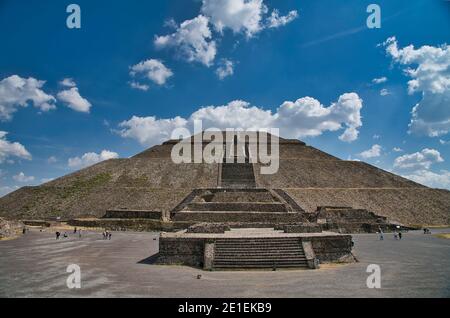 Antica piramide delle rovine maya della luna a Teotihuacan (Messico) senza persone Foto Stock