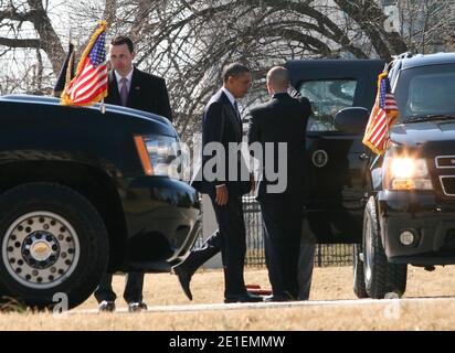 Il presidente Barack Obama è arrivato a bordo di Marine One al National Naval Medical Center di Bethesda, MD, USA il 23 febbraio 2011, dove visiterà i guerrieri feriti e le loro famiglie. Foto di Gary Fabiano/ABACAUSA.COM Foto Stock