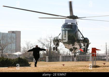 Il presidente Barack Obama è arrivato a bordo di Marine One al National Naval Medical Center di Bethesda, MD, USA il 23 febbraio 2011, dove visiterà i guerrieri feriti e le loro famiglie. Foto di Gary Fabiano/ABACAUSA.COM Foto Stock