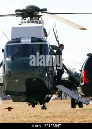 Il presidente Barack Obama è arrivato a bordo di Marine One al National Naval Medical Center di Bethesda, MD, USA il 23 febbraio 2011, dove visiterà i guerrieri feriti e le loro famiglie. Foto di Gary Fabiano/ABACAUSA.COM Foto Stock