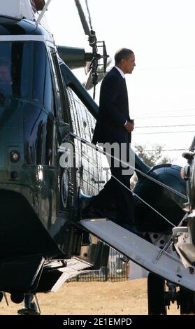 Il presidente Barack Obama è arrivato a bordo di Marine One al National Naval Medical Center di Bethesda, MD, USA il 23 febbraio 2011, dove visiterà i guerrieri feriti e le loro famiglie. Foto di Gary Fabiano/ABACAUSA.COM Foto Stock