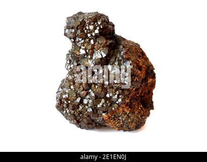 Andradite minerale dal gruppo granato su sfondo bianco. Variazione di melanite Foto Stock