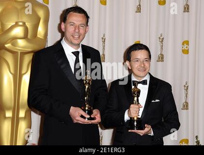 I vincitori del premio Academy Shaun Tan (a destra) e Andrew Ruhemann (a sinistra) posano nella sala stampa con l'Oscar per il miglior cortometraggio animato per 'The Lost Thing', all'83ma annuale Academy Awards, tenutosi presso il Kodak Theatre di Los Angeles, CA, USA il 27 febbraio 2011. Foto di Lionel Hahn/ABACAUSA.COM Foto Stock