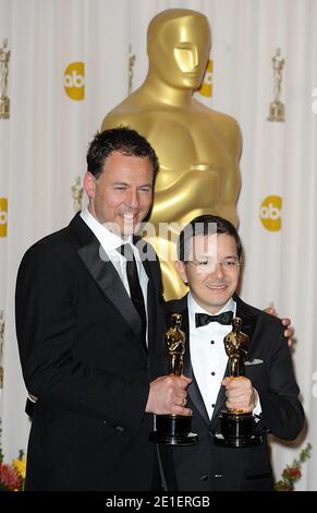 I vincitori del premio Academy Shaun Tan (a destra) e Andrew Ruhemann (a sinistra) posano nella sala stampa con l'Oscar per il miglior cortometraggio animato per 'The Lost Thing', all'83ma annuale Academy Awards, tenutosi presso il Kodak Theatre di Los Angeles, CA, USA il 27 febbraio 2011. Foto di Lionel Hahn/ABACAUSA.COM Foto Stock