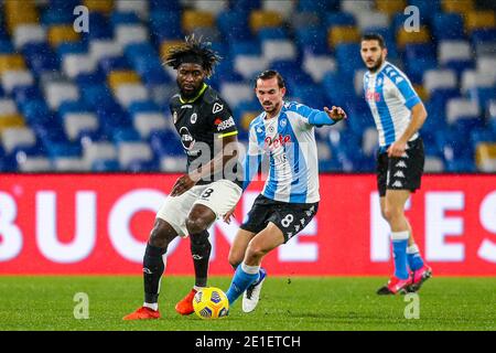 L'attaccante francese di Spezia M Bala Nzola (L) sfida per la palla con il centrocampista spagnolo del SSC Napoli Fabian Ruiz durante la serie A Football Match SSC Napoli vs Spezia Calcio. Spezia Calcio ha vinto il 2-1 Foto Stock