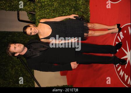 Gli attori Elsa Pataky e Chris Hemsworth arrivano alla festa di Vanity Fair Oscar ospitata da Greydon carter tenuta alla Sunset Tower di West Hollywood, Los Angeles, CA, USA il 27 febbraio 2011. Foto di Mehdi Taamallah/ABACAPRESS.COM Foto Stock