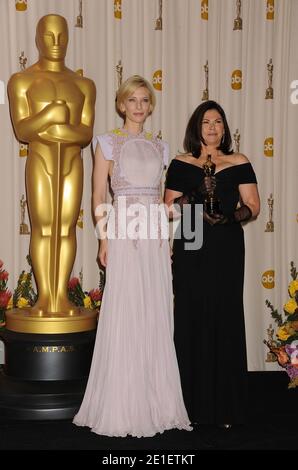 Il vincitore del premio Academy Award Cate Blanchett, Colleen Atwood nella sala stampa dell'83° Premio annuale dell'Accademia, tenutosi presso il Kodak Theatre di Hollywood, Los Angeles, CA, USA il 27 febbraio 2011. Foto di Greylock/ABACAPRESS.COM Foto Stock