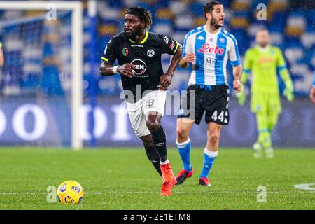 L'attaccante francese di Spezia, M Bala Nzola, controlla il pallone durante la partita di calcio della serie A SSC Napoli vs Spezia Calcio. Spezia Calcio ha vinto il 2-1 Foto Stock