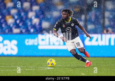 L'attaccante francese di Spezia, M Bala Nzola, controlla il pallone durante la partita di calcio della serie A SSC Napoli vs Spezia Calcio. Spezia Calcio ha vinto il 2-1 Foto Stock