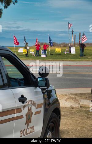 Monterey, Stati Uniti. 06 gennaio 2021. I sostenitori repubblicani di Trump dimostrano a Monterey, California, USA, il giorno in cui Capitol Hill a Washington è sovra-gestito da altri manifestanti. Una giornata storica nella politica americana Credit: Motofoto/Alamy Live News Foto Stock