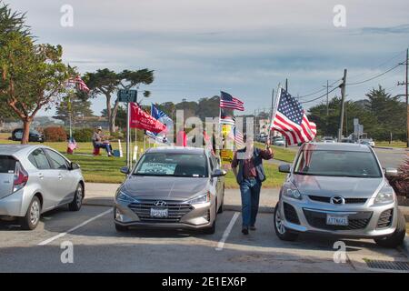 Monterey, Stati Uniti. 06 gennaio 2021. I sostenitori repubblicani di Trump dimostrano a Monterey, California, USA, il giorno in cui Capitol Hill a Washington è sovra-gestito da altri manifestanti. Una giornata storica nella politica americana Credit: Motofoto/Alamy Live News Foto Stock