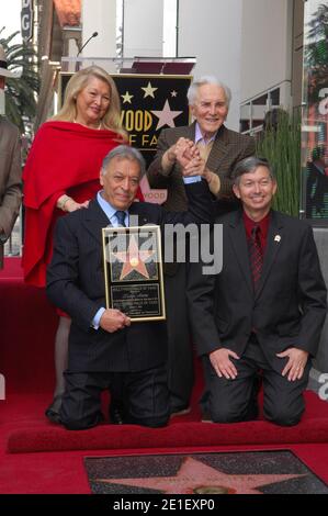 Il direttore indiano Zubin Mehta, Nancy Kovack, Kirk Douglas e Leron Gubler sono stati raffigurati durante la cerimonia in onore di Mehta con la 2,434° stella sulla "Hollywood Walk of Fame" di Hollywood, Los Angeles, CA, USA, il 01 marzo 2011. Foto di Adhemar Sburlati/ABACAPRESS.COM Foto Stock