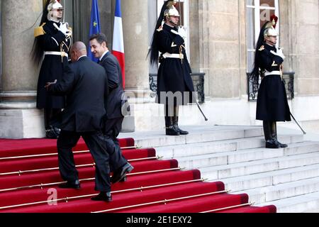 Il presidente francese Nicolas Sarkozy dà il benvenuto al suo omologo sudafricano Jacob Zuma prima del loro incontro al Palazzo Elysee come parte della visita ufficiale di Stato di Zuma, a Parigi, in Francia, il 2 marzo 2011. La Francia ospita oggi il presidente sudafricano Jacob Zuma con tutto il pompon dovuto al leader di una potenza regionale emergente e un attore chiave nel piano di Parigi di utilizzare la sua presidenza del G20 per riformare la finanza mondiale. Foto di Stephane Lemouton/ABACAPRESS.COM Foto Stock