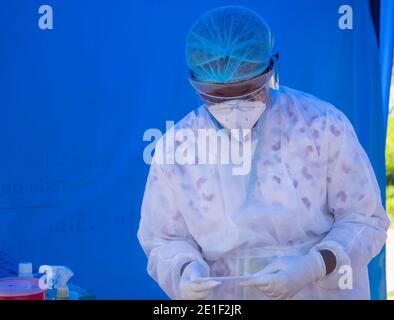 Bogotà, Colombia. 6 gennaio 2021. Un gruppo di infermieri nel giorno di prove gratuite di covid nella città di Usaquen a Bogotà Credit: Daniel Garzon Herazo/ZUMA Wire/Alamy Live News Foto Stock