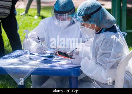 Bogotà, Colombia. 6 gennaio 2021. Un gruppo di infermieri nel giorno di prove gratuite di covid nella città di Usaquen a Bogotà Credit: Daniel Garzon Herazo/ZUMA Wire/Alamy Live News Foto Stock