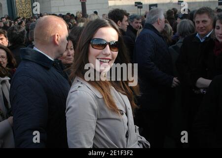 Zoe Felix arriva al Sonia Rykiel Ready to Wear Autunno/Inverno 2011/2012, durante la settimana della moda di Parigi, che si tiene al Pavillon Concorde di Parigi, Francia, il 5 marzo 2011. Foto di Alain Apaydin/ABACAPRESS.COM Foto Stock