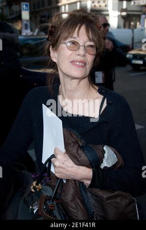 Jane Birkin arriva alla fiera Hermes Ready to Wear Autunno/Inverno 2011/2012, durante la settimana della moda di Parigi, in Francia, il 6 marzo 2011. Foto di Nicolas Genin/ABACAPRESS.COM Foto Stock