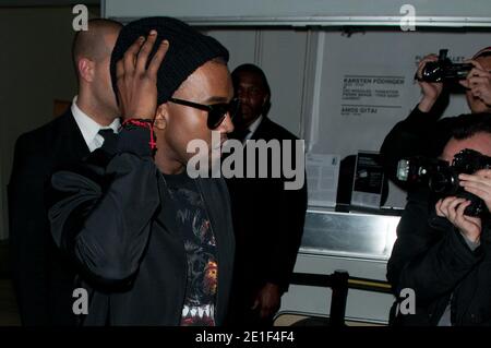 Kanye West in arrivo per lo spettacolo Givenchy Fall-Winter 2011/2012 Ready-to-Wear tenutosi al Palais de Tokyo, durante la settimana della moda di Parigi, Francia, il 6 marzo 2011. Foto di Nicolas Genin/ABACAPRESS.COM Foto Stock