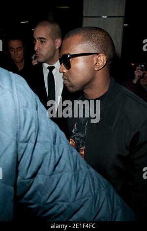 Kanye West in arrivo per lo spettacolo Givenchy Fall-Winter 2011/2012 Ready-to-Wear tenutosi al Palais de Tokyo, durante la settimana della moda di Parigi, Francia, il 6 marzo 2011. Foto di Nicolas Genin/ABACAPRESS.COM Foto Stock