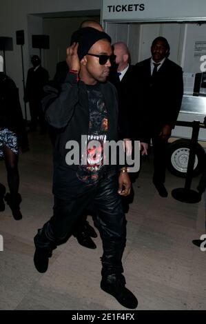 Kanye West in arrivo per lo spettacolo Givenchy Fall-Winter 2011/2012 Ready-to-Wear tenutosi al Palais de Tokyo, durante la settimana della moda di Parigi, Francia, il 6 marzo 2011. Foto di Nicolas Genin/ABACAPRESS.COM Foto Stock