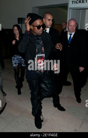 Kanye West in arrivo per lo spettacolo Givenchy Fall-Winter 2011/2012 Ready-to-Wear tenutosi al Palais de Tokyo, durante la settimana della moda di Parigi, Francia, il 6 marzo 2011. Foto di Nicolas Genin/ABACAPRESS.COM Foto Stock