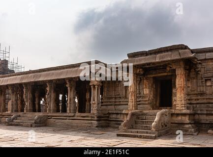 Hampi, Karnataka, India - 5 novembre 2013: Tempio Sri Krishna in rovina. Scalini di pietra marrone baluster conducono nel Mandapam e nel Sanctum interno sotto il cl grigio Foto Stock
