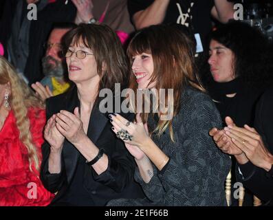 Jane Birkin e sua figlia Lou Diollon durante la mostra Yves Saint Laurent Autunno-Inverno 2011/2012 Collezione Ready-to-Wear tenutasi all'Hotel Salmon de Rothschild a Parigi, Francia, il 7 marzo 2011. Foto di Frederic Nebinger/ABACAPRESS.COM Foto Stock