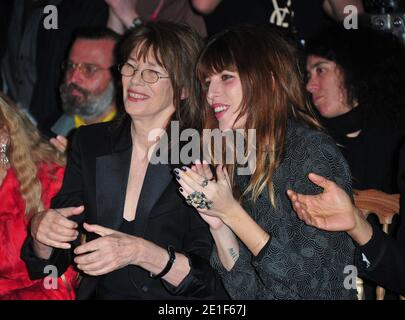 Jane Birkin e sua figlia Lou Diollon durante la mostra Yves Saint Laurent Autunno-Inverno 2011/2012 Collezione Ready-to-Wear tenutasi all'Hotel Salmon de Rothschild a Parigi, Francia, il 7 marzo 2011. Foto di Frederic Nebinger/ABACAPRESS.COM Foto Stock