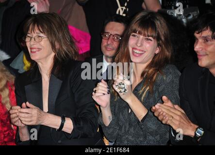 Jane Birkin e sua figlia Lou Diollon durante la mostra Yves Saint Laurent Autunno-Inverno 2011/2012 Collezione Ready-to-Wear tenutasi all'Hotel Salmon de Rothschild a Parigi, Francia, il 7 marzo 2011. Foto di Frederic Nebinger/ABACAPRESS.COM Foto Stock