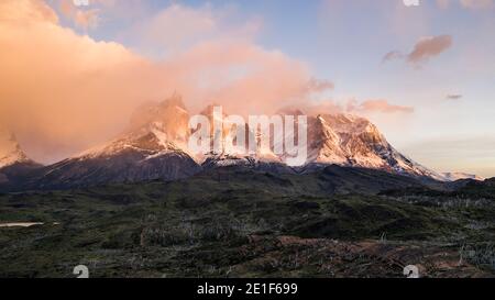 Alba sulle cime di Torres del Paine, Patagonia Foto Stock