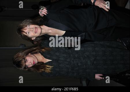 Jane Birkin e sua figlia Lou Diollon durante la mostra Yves Saint Laurent Autunno-Inverno 2011/2012 Collezione Ready-to-Wear tenutasi all'Hotel Salmon de Rothschild a Parigi, Francia, il 7 marzo 2011. Foto di Frederic Nebinger/ABACAPRESS.COM Foto Stock