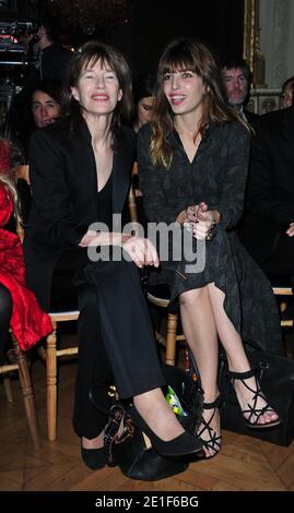 Jane Birkin e sua figlia Lou Diollon durante la mostra Yves Saint Laurent Autunno-Inverno 2011/2012 Collezione Ready-to-Wear tenutasi all'Hotel Salmon de Rothschild a Parigi, Francia, il 7 marzo 2011. Foto di Frederic Nebinger/ABACAPRESS.COM Foto Stock